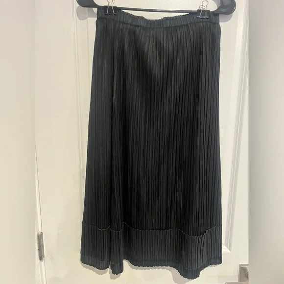 Elegant Black Pleated Skirt - Picture 2 of 4